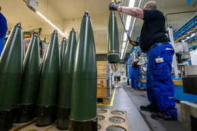 «Опытный торговец оружием» Лукашенко зарабатывает на войне, но подводит экономику под риск обрушения