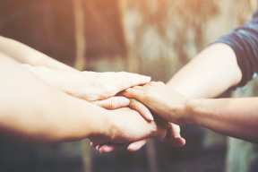 Як падтрымліваць іншых з клопатам пра сябе? Курс, які можа прайсці кожны