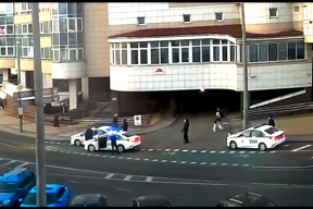 Блогер с помощью ИИ нарисовал людей с БЧБ-флагами в центре Минска и отправил фото силовикам