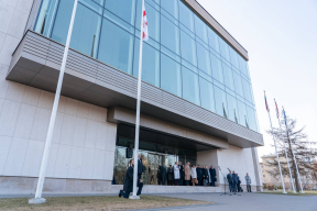 У Вільнюсе каля Сейма Літвы ўзнялі бел-чырвона-белы сцяг як знак салідарнасці з Беларуссю